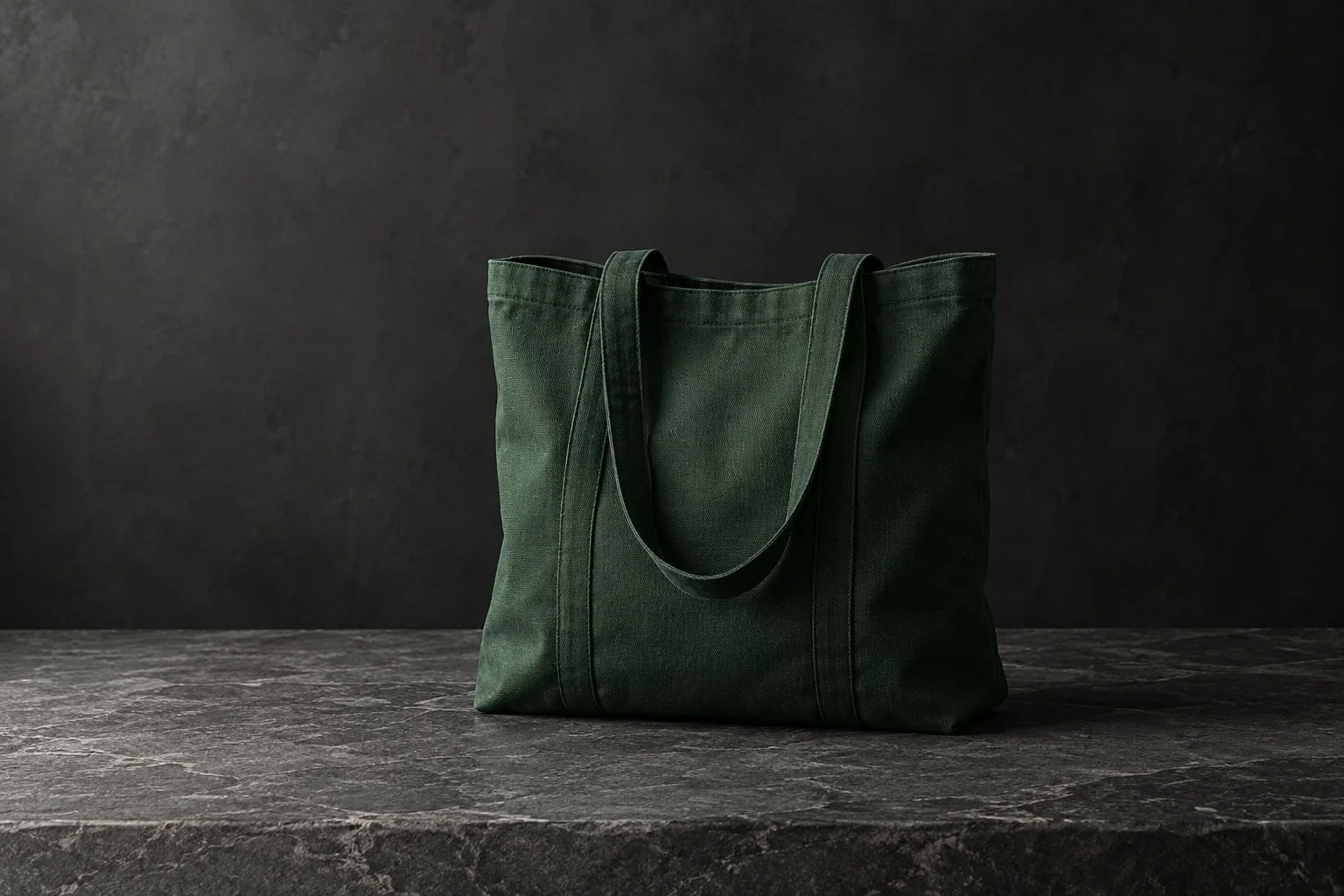 Imagem conceitual de uma bolsa tote verde floresta com duas alças sobre superfície escura